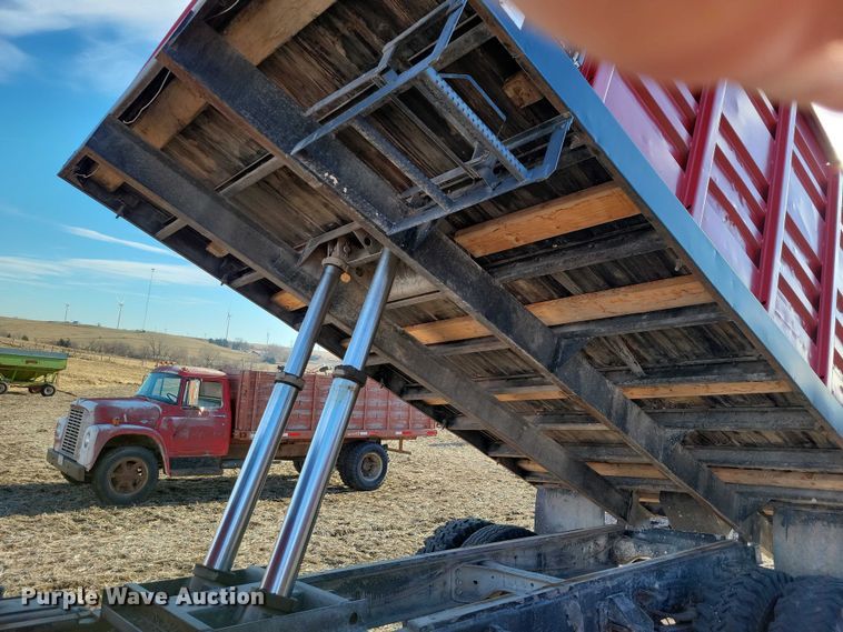 image for item EA2806 1980 Ford F700 grain truck