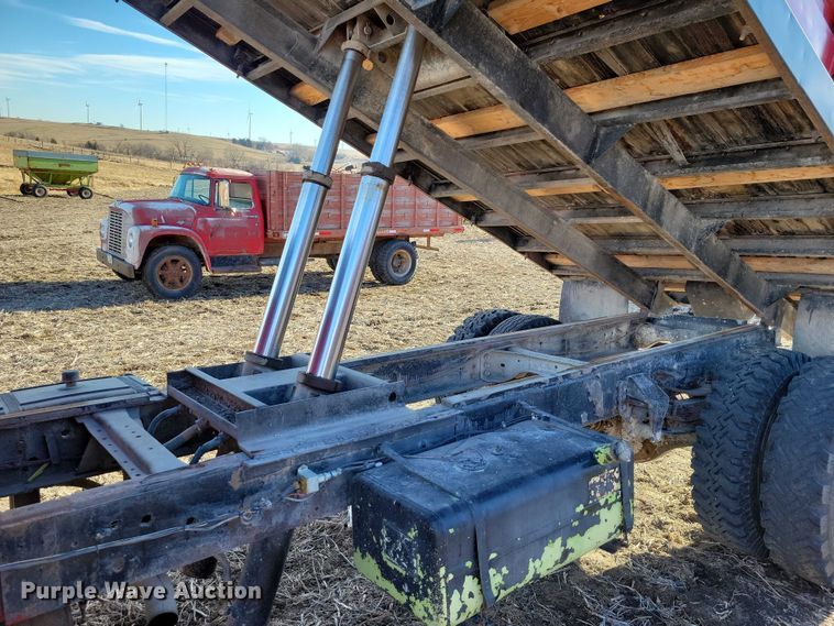 image for item EA2806 1980 Ford F700 grain truck