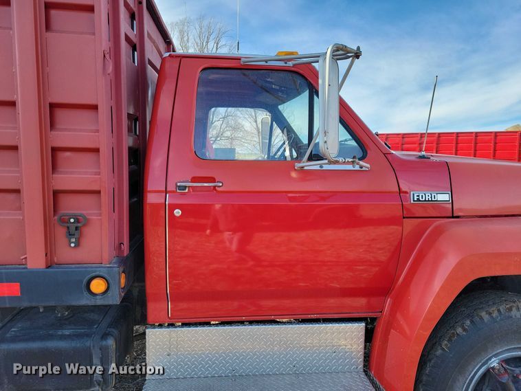image for item EA2806 1980 Ford F700 grain truck