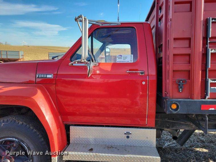 image for item EA2806 1980 Ford F700 grain truck