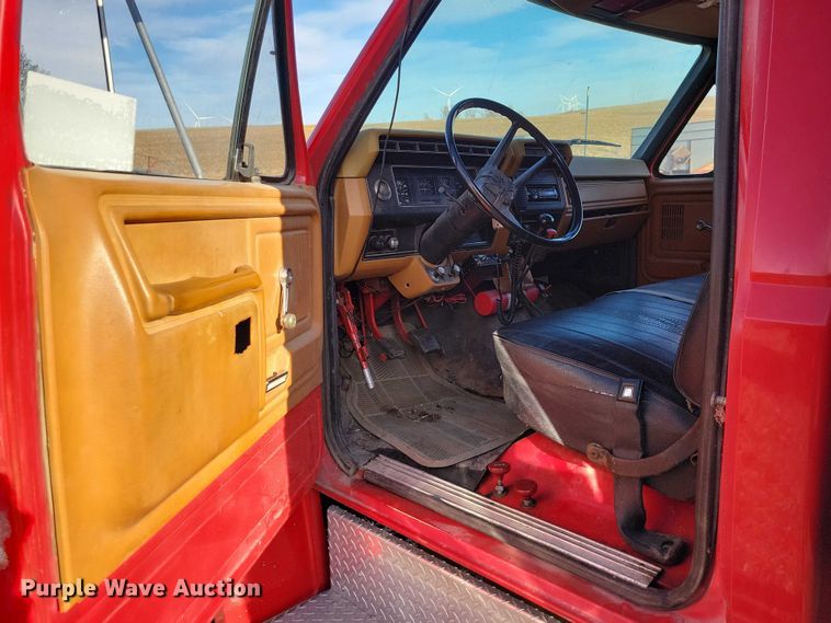 image for item EA2806 1980 Ford F700 grain truck