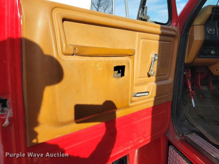 image for item EA2806 1980 Ford F700 grain truck