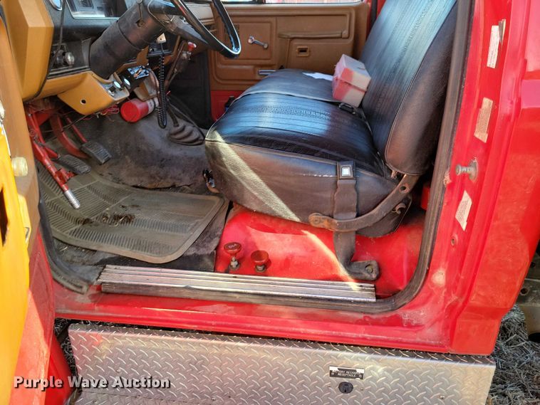 image for item EA2806 1980 Ford F700 grain truck