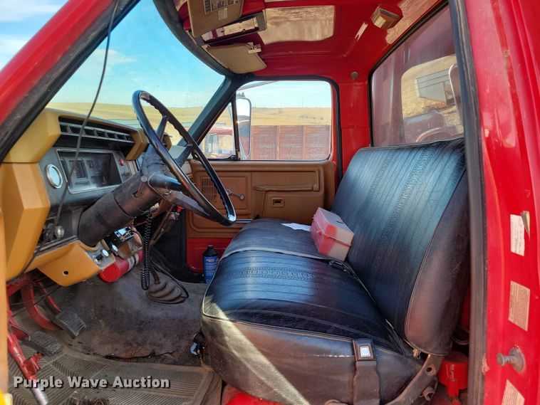 image for item EA2806 1980 Ford F700 grain truck