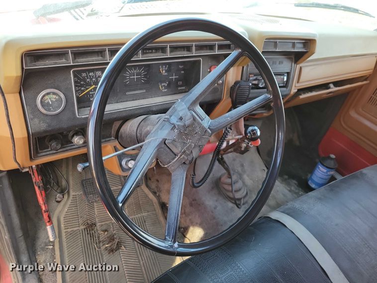 image for item EA2806 1980 Ford F700 grain truck