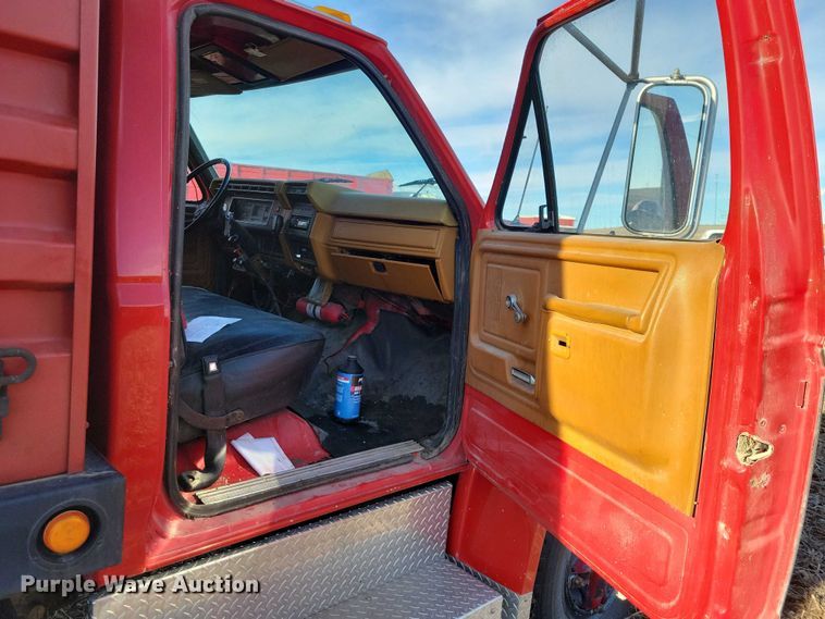 image for item EA2806 1980 Ford F700 grain truck