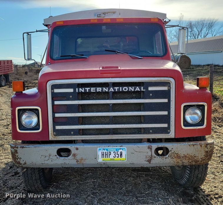 image for item EA2807 1979 IH S1700 grain truck