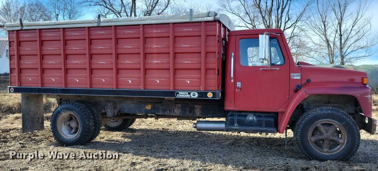 image for item EA2807 1979 IH S1700 grain truck