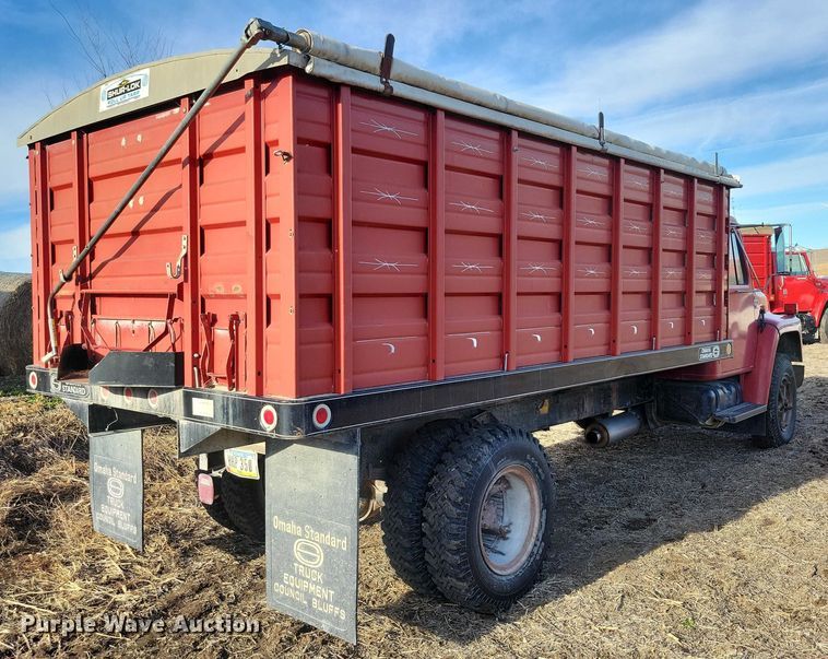 image for item EA2807 1979 IH S1700 grain truck