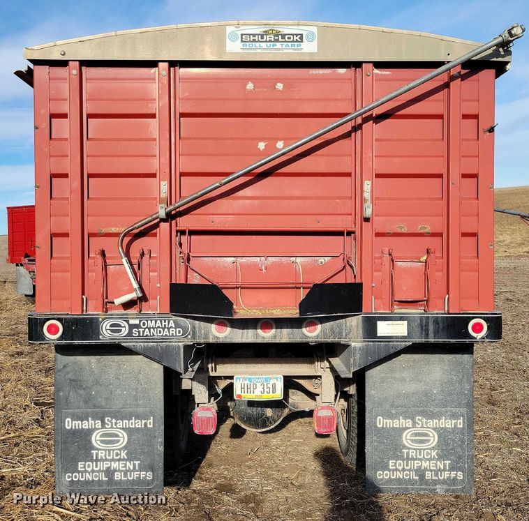 image for item EA2807 1979 IH S1700 grain truck