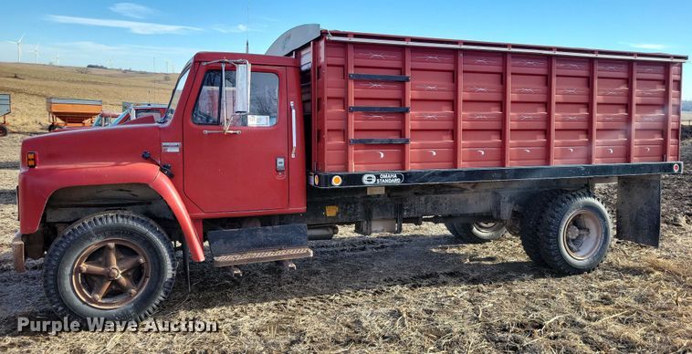 image for item EA2807 1979 IH S1700 grain truck