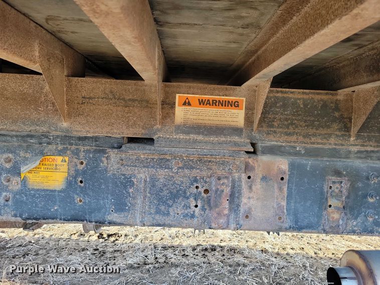 image for item EA2807 1979 IH S1700 grain truck