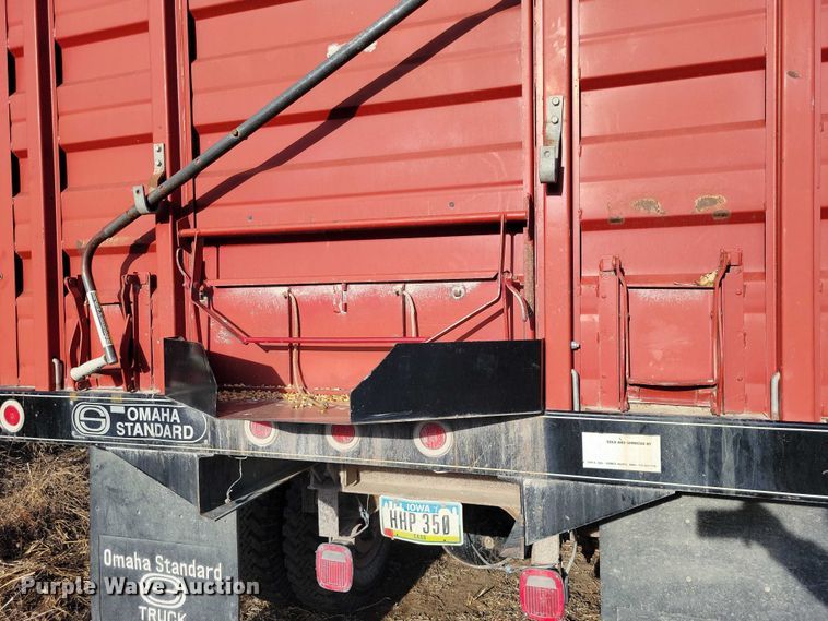 image for item EA2807 1979 IH S1700 grain truck