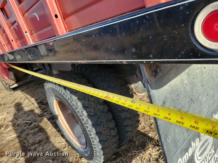 image for item EA2807 1979 IH S1700 grain truck