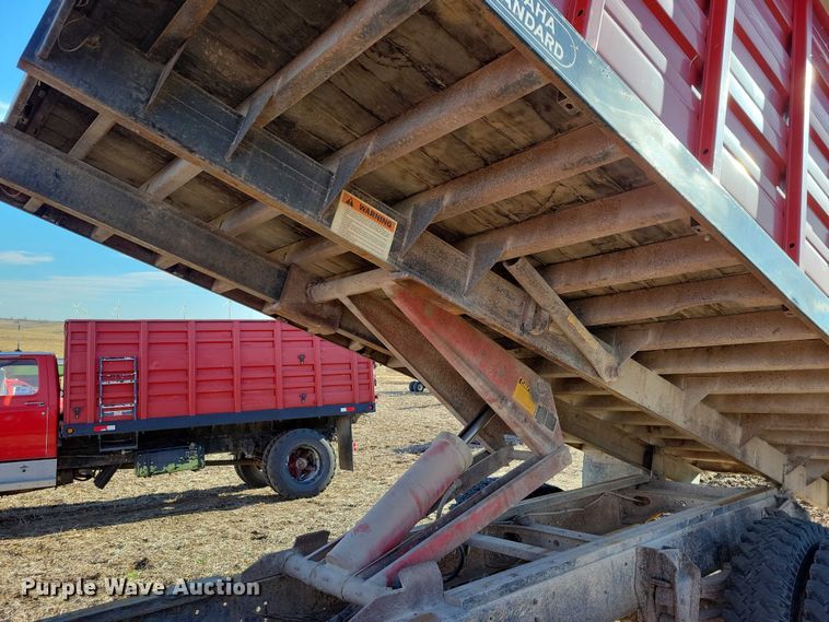 image for item EA2807 1979 IH S1700 grain truck