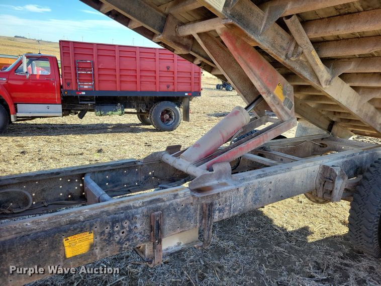 image for item EA2807 1979 IH S1700 grain truck