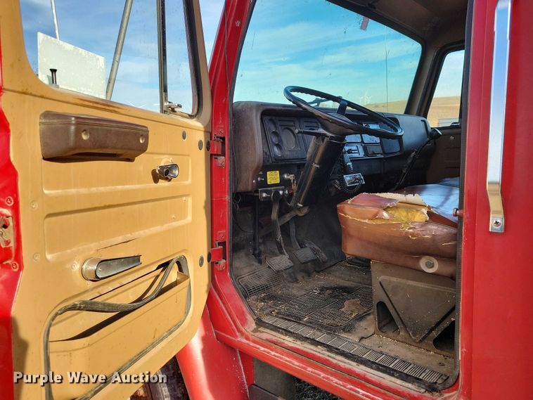 image for item EA2807 1979 IH S1700 grain truck