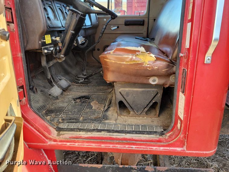 image for item EA2807 1979 IH S1700 grain truck