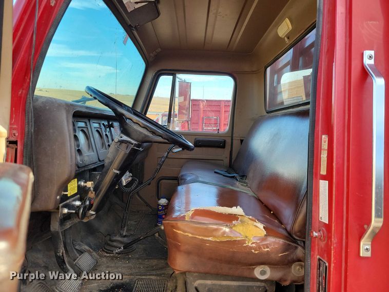 image for item EA2807 1979 IH S1700 grain truck