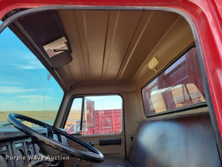 image for item EA2807 1979 IH S1700 grain truck