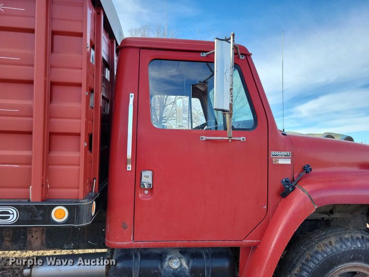 image for item EA2807 1979 IH S1700 grain truck