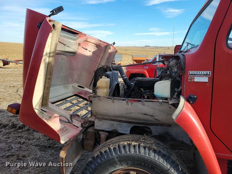 image for item EA2807 1979 IH S1700 grain truck