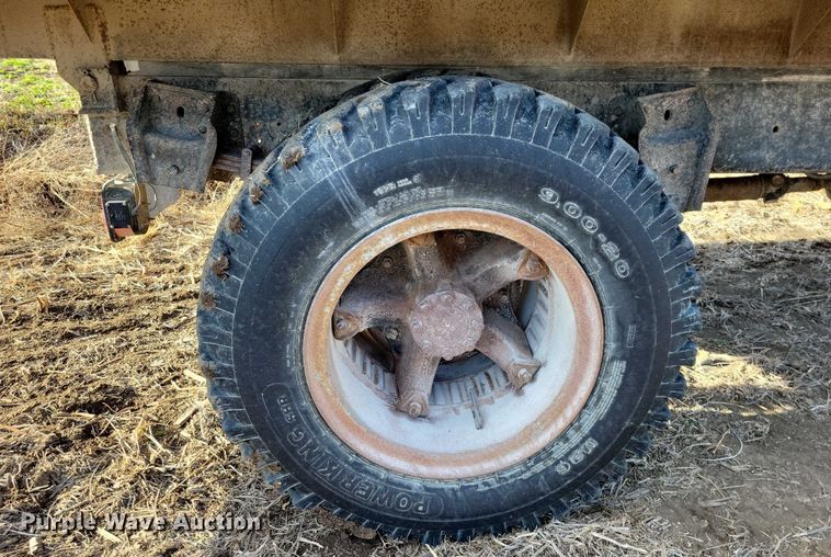 image for item EA2807 1979 IH S1700 grain truck