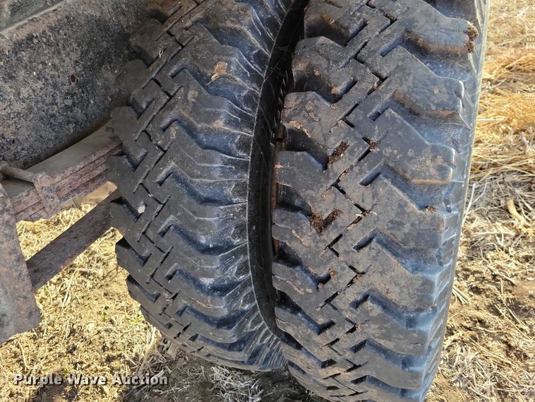 image for item EA2807 1979 IH S1700 grain truck