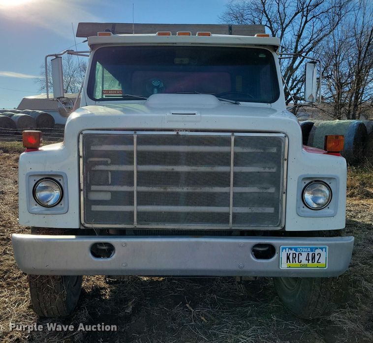 image for item EA2808 1989 IH S1900 grain truck