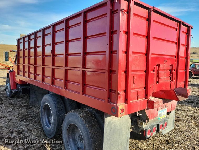 image for item EA2808 1989 IH S1900 grain truck