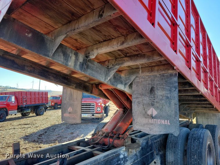 image for item EA2808 1989 IH S1900 grain truck