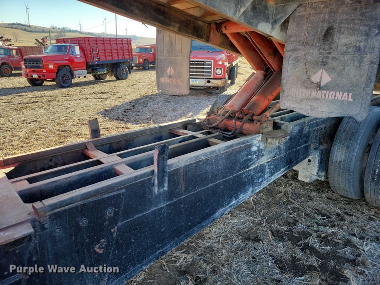 image for item EA2808 1989 IH S1900 grain truck