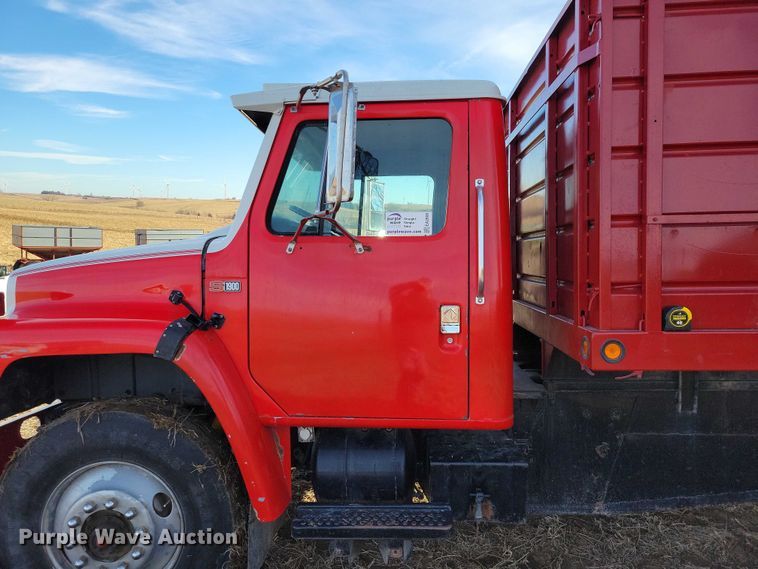 image for item EA2808 1989 IH S1900 grain truck