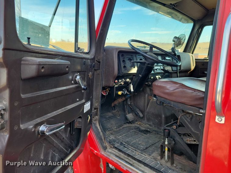 image for item EA2808 1989 IH S1900 grain truck