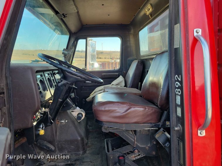 image for item EA2808 1989 IH S1900 grain truck