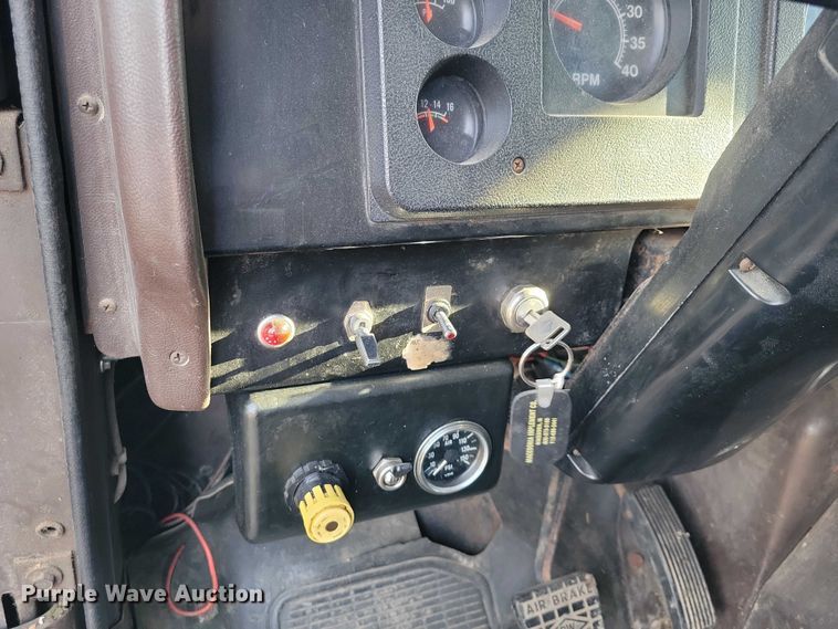 image for item EA2808 1989 IH S1900 grain truck