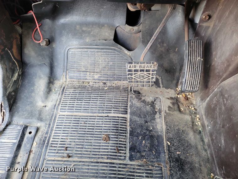 image for item EA2808 1989 IH S1900 grain truck