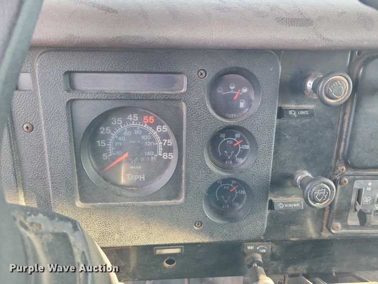 image for item EA2808 1989 IH S1900 grain truck