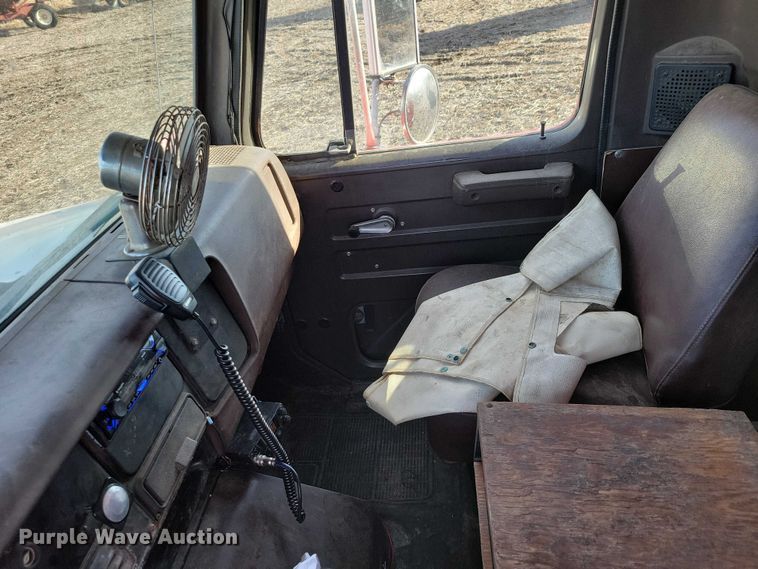 image for item EA2808 1989 IH S1900 grain truck