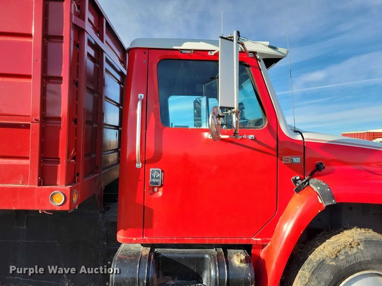 image for item EA2808 1989 IH S1900 grain truck