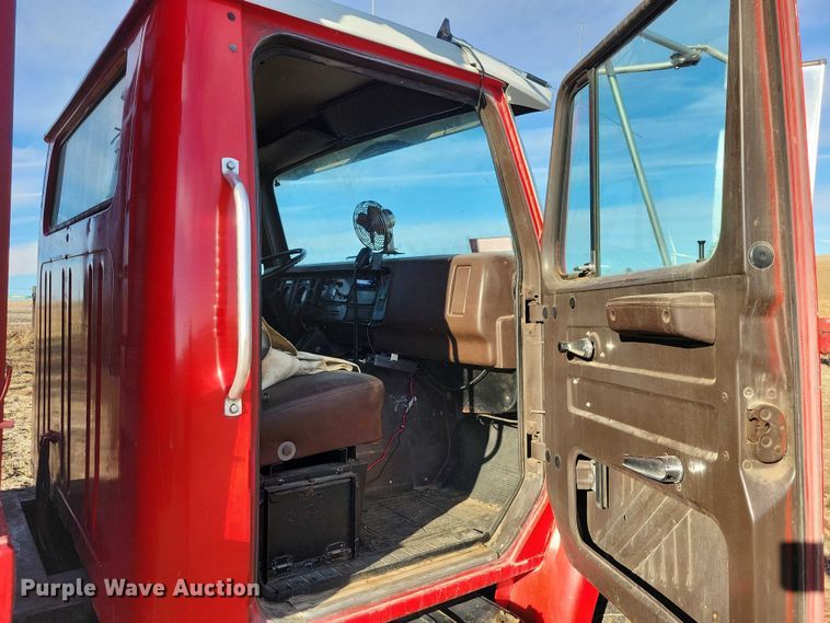 image for item EA2808 1989 IH S1900 grain truck