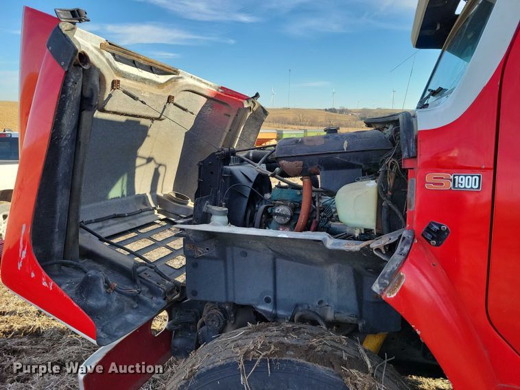 image for item EA2808 1989 IH S1900 grain truck