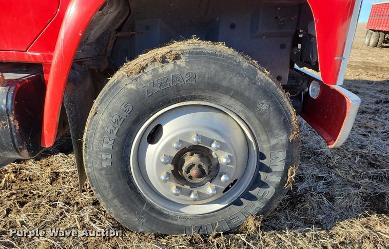 image for item EA2808 1989 IH S1900 grain truck