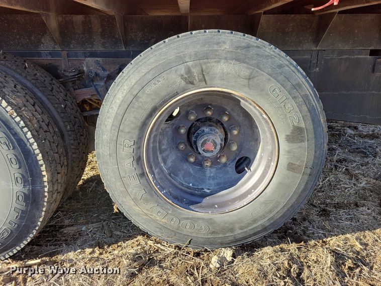 image for item EA2808 1989 IH S1900 grain truck