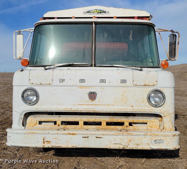 image for item EA2809 1975 Ford 750 grain truck