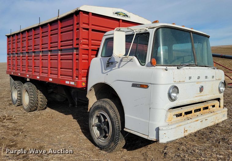 image for item EA2809 1975 Ford 750 grain truck