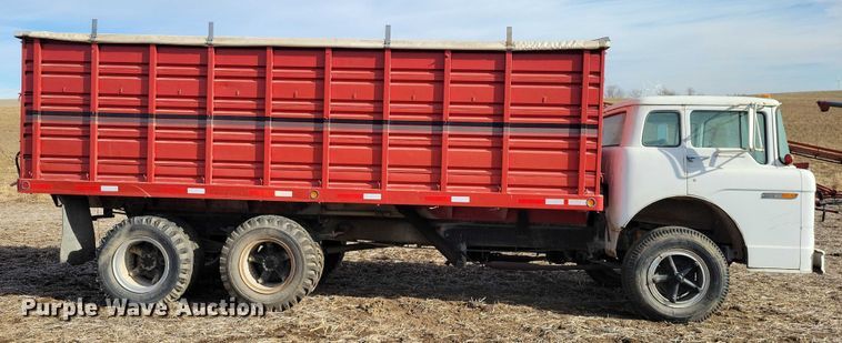 image for item EA2809 1975 Ford 750 grain truck