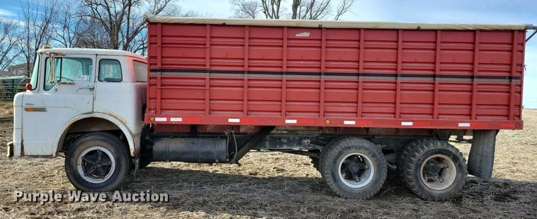 image for item EA2809 1975 Ford 750 grain truck