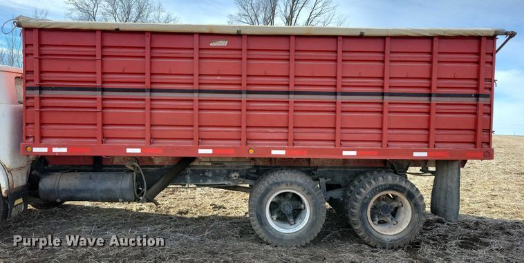 image for item EA2809 1975 Ford 750 grain truck