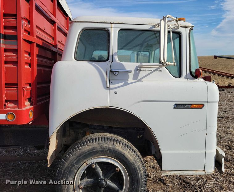 image for item EA2809 1975 Ford 750 grain truck